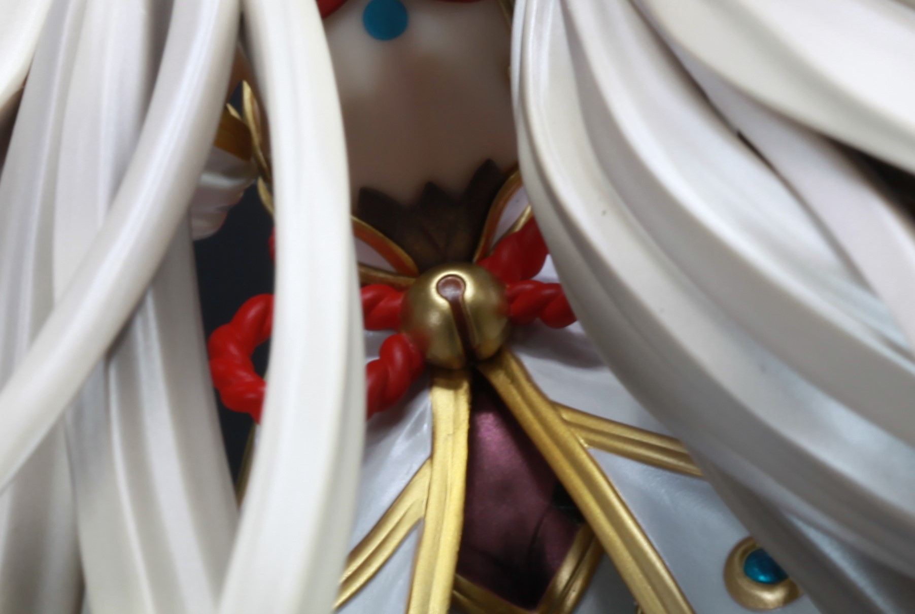 腰の結び目には鈴が