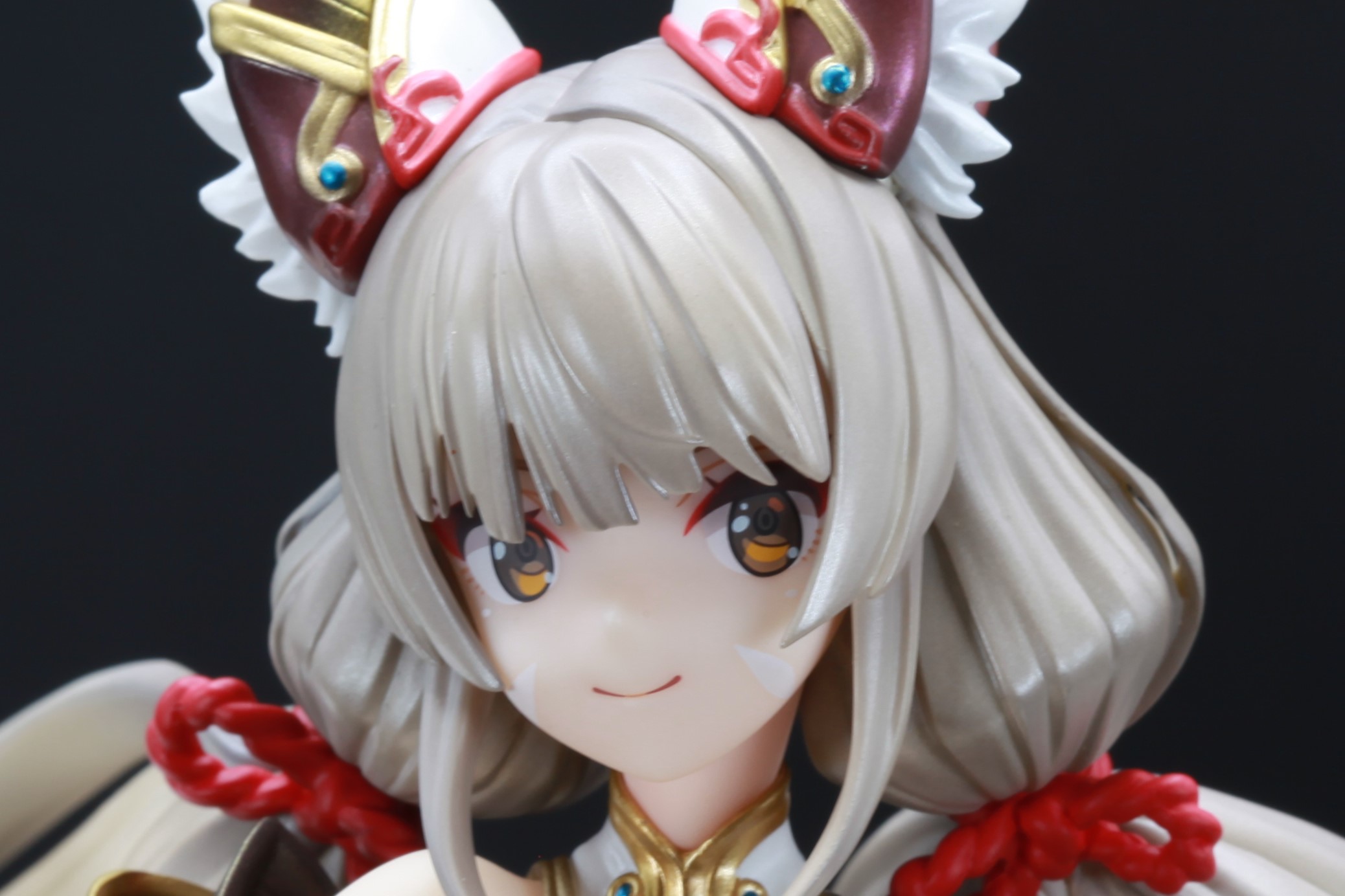 目の外側にも4本の赤のラインを描いているほど細やかに表現