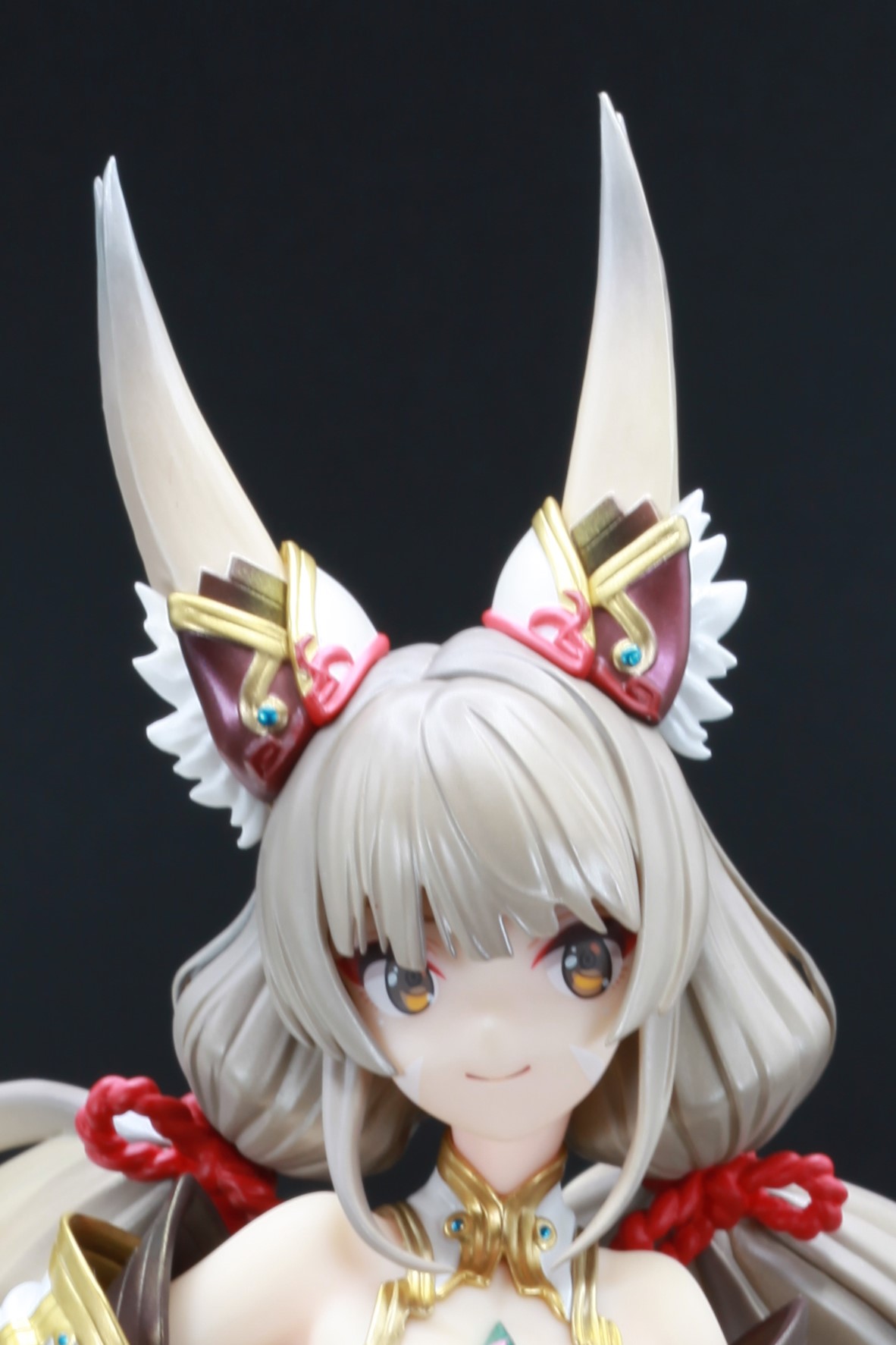 ピンと伸びたケモミミが可愛らしく、装飾品のフリルが良い感じ