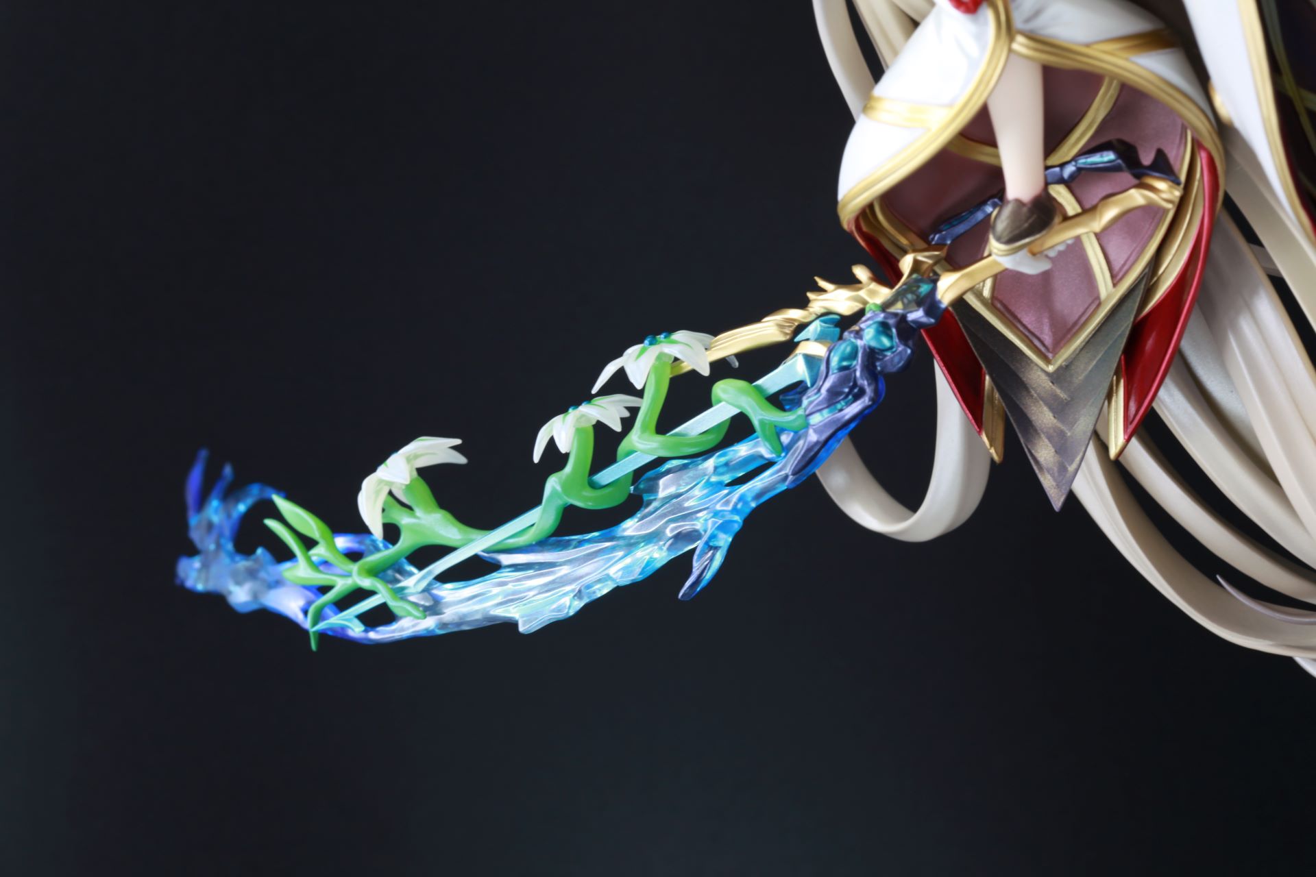 流体のような刃はブルーのクリア素材を用いて表現