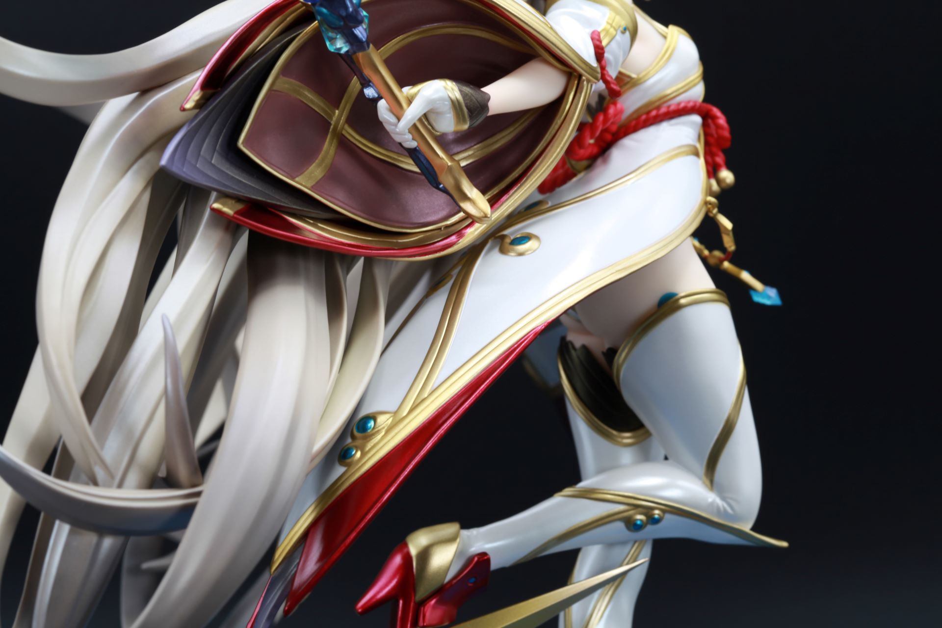 袖の外側まで出てくるほどの髪のボリューム