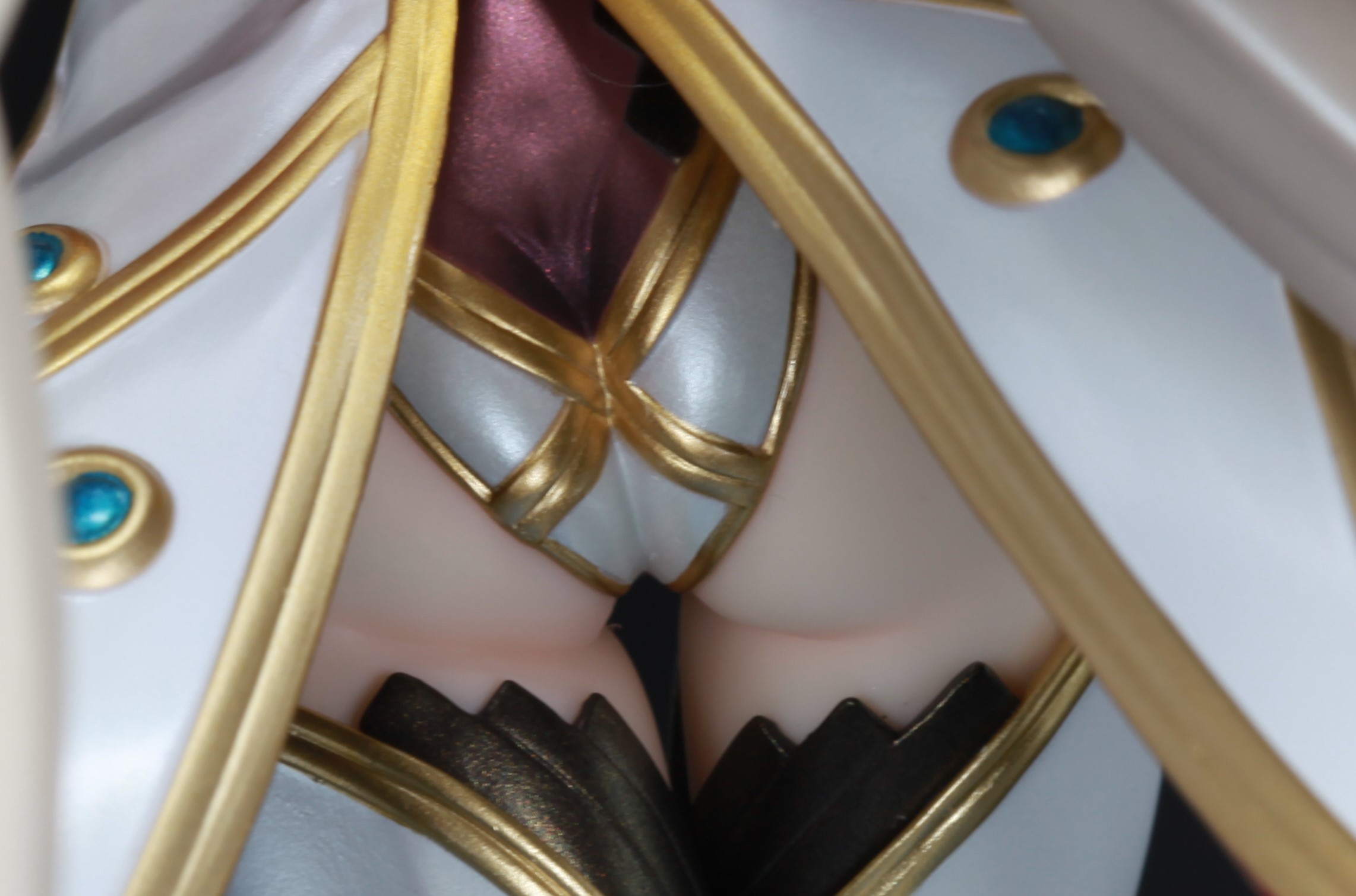 服装の隙間からチラリと覗く大きめのお尻