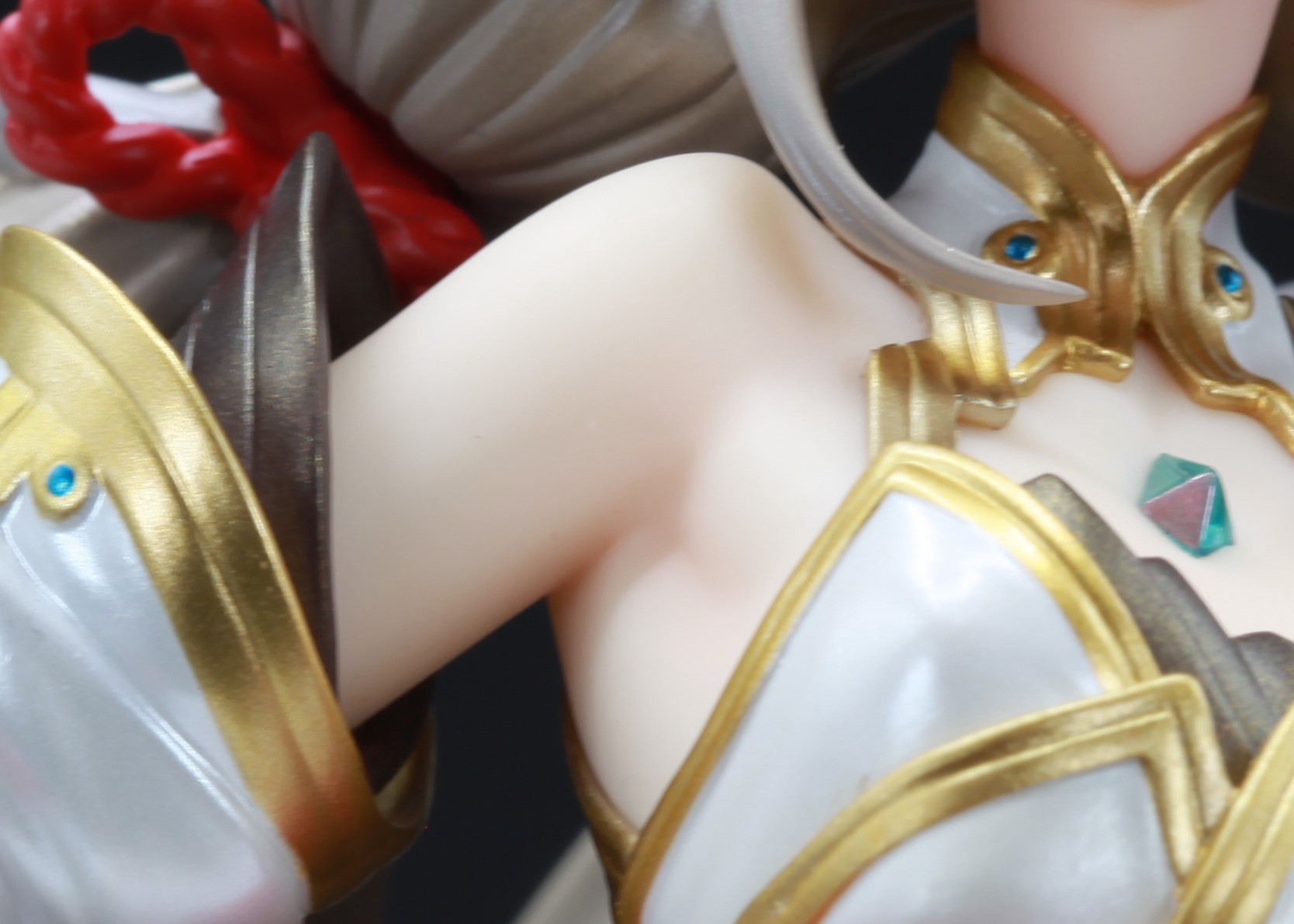 胸元から袖にかけて開けているので綺麗な脇も堪能