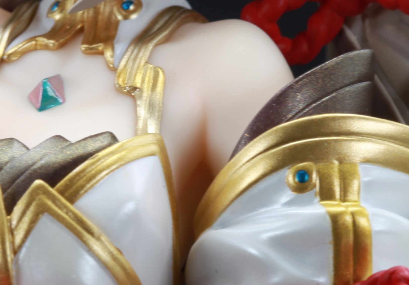 華奢な身体による細い肩もなかなかによい