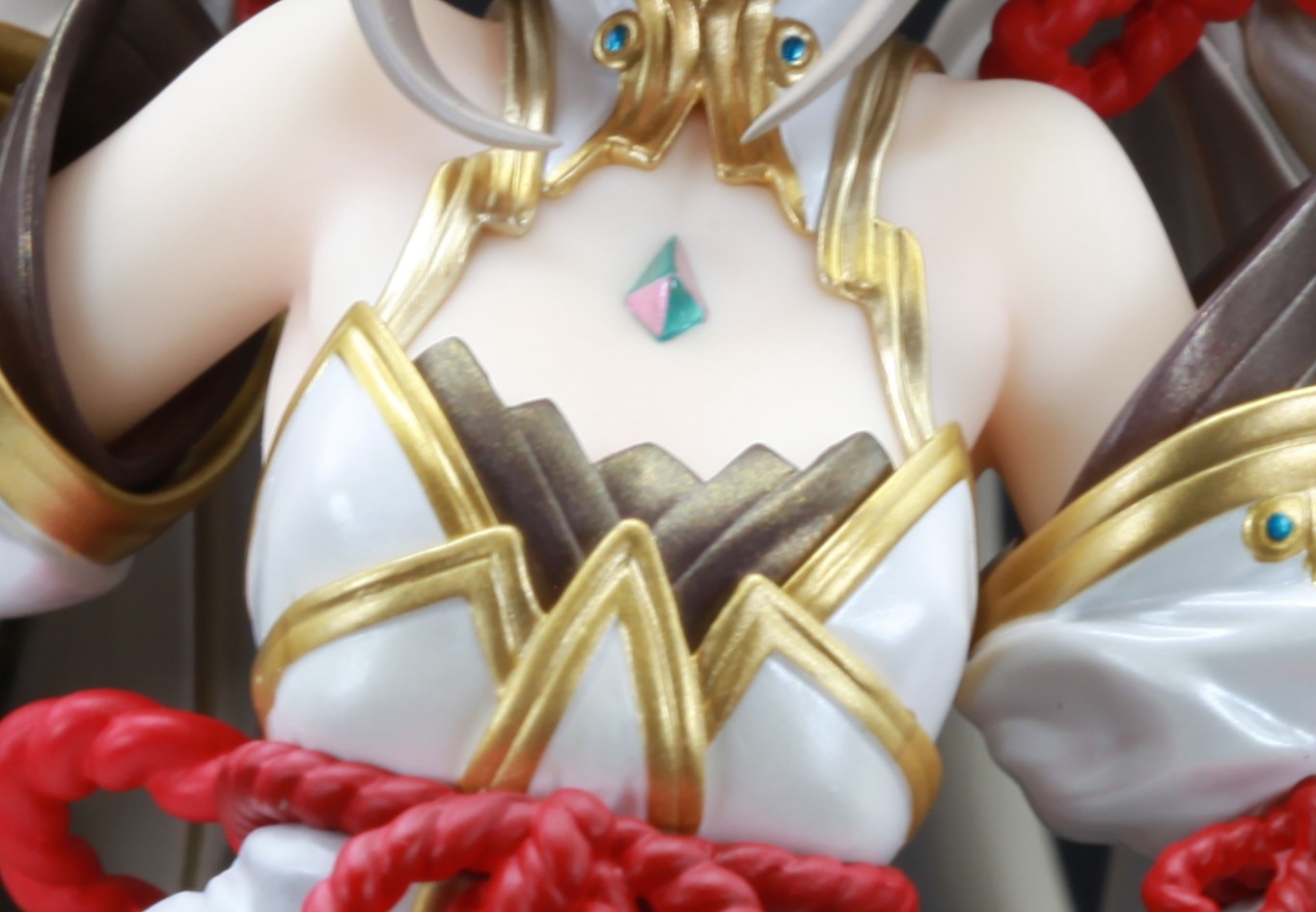 胸は控えめ。ただし開けた胸元や肩回りの素肌にはグッとくるものがある