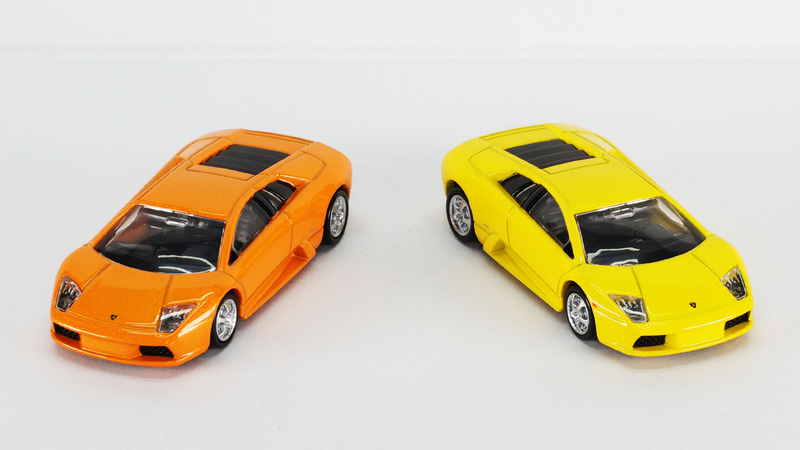 左（オレンジ）が通常仕様、右（イエロー）が発売記念仕様