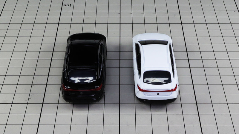 リア：フロントから流れてくる一定のラインがラグジュアリーさを醸し出す