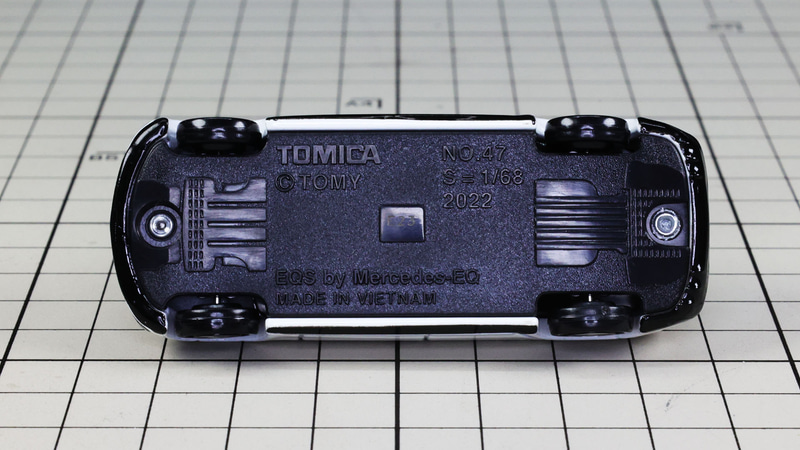 底面：電気自動車の特徴である清流フィンを備えるフラットな底面