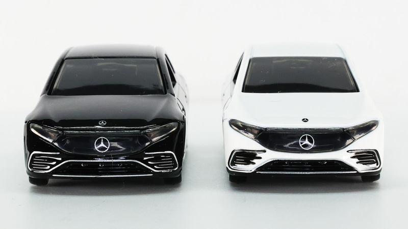 左右ヘッドライトと中央はクリアーパーツによる贅沢な表現！