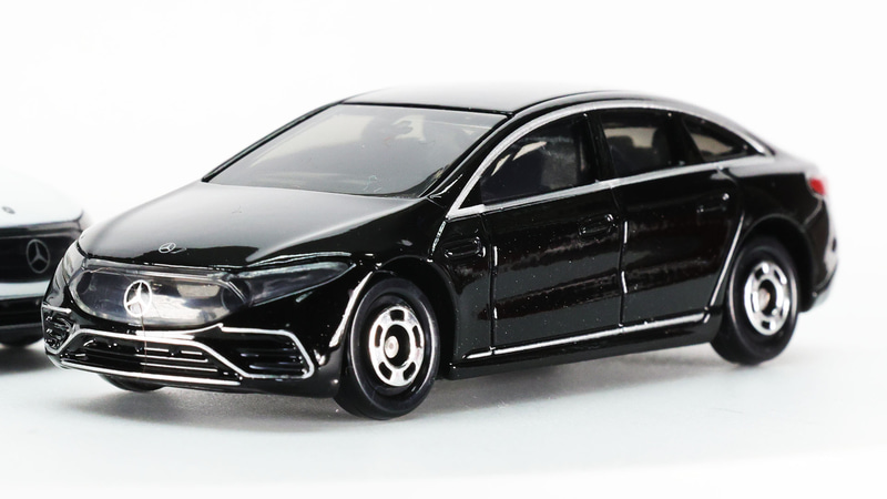 フロントを覆う大胆なクリアーパーツとボンネット先端にスリーポインテッドスターがプリントされています