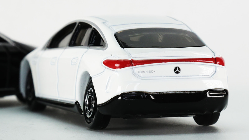 リアのコンビランプは横一文字の赤い塗装で再現