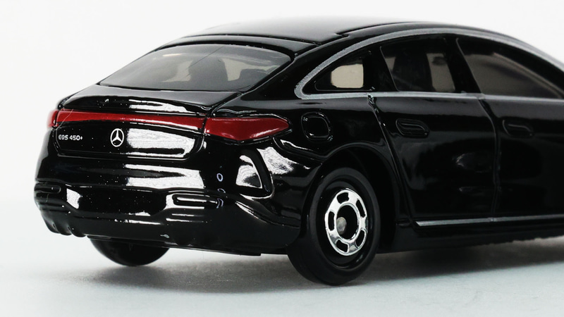 サイドウインドウ周囲のメッキモールをシルバー塗装で再現