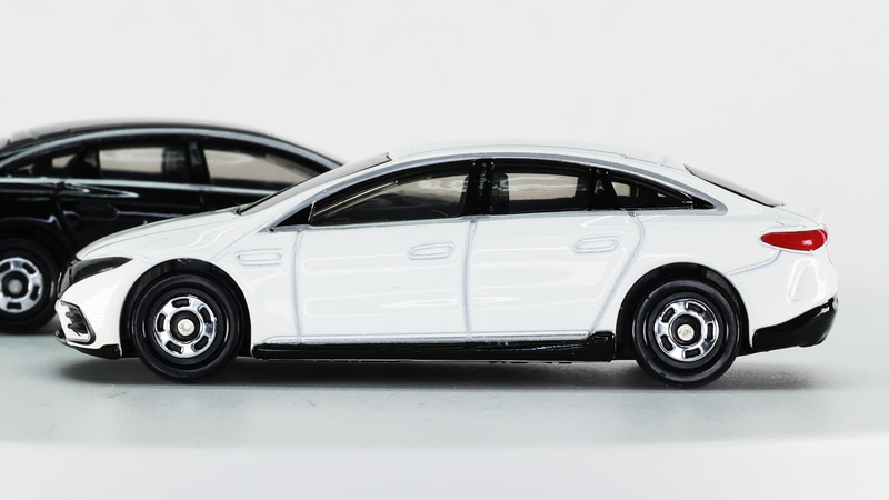 サイドウインドウ周囲のメッキモールをシルバー塗装で再現