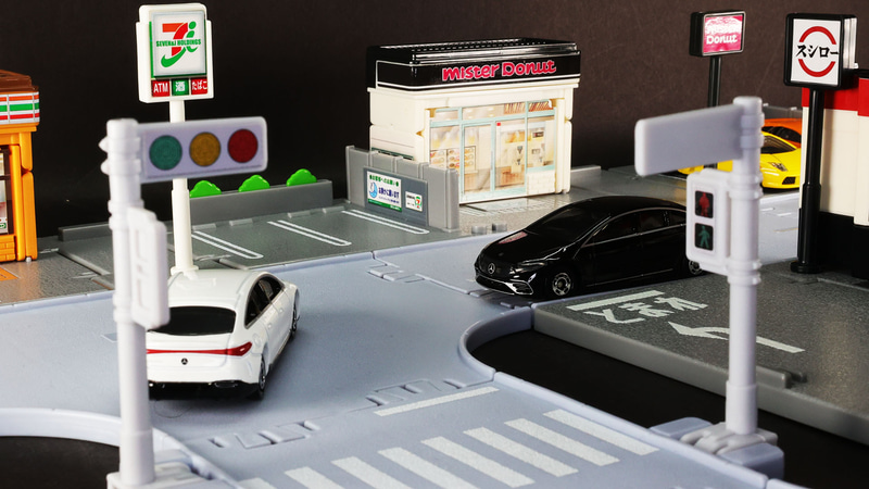 街中を行きかうEQS