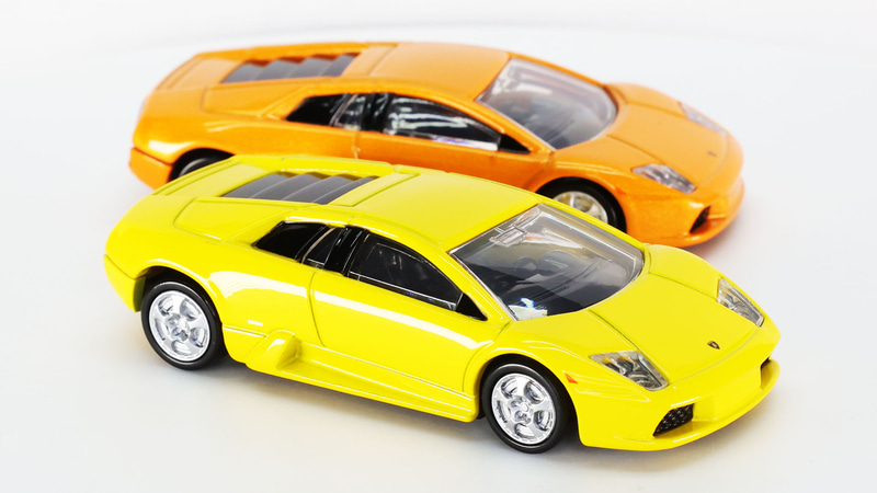 一目でランボルギーニとわかる低く平べったいスタイリング