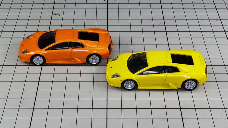 サイド：薄く平べったいボディシェイプ