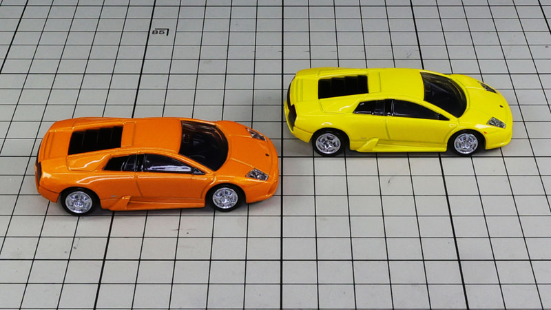 リア：エンジンを搭載するためフードを備える