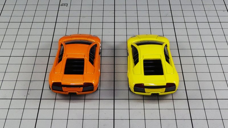 リア：エンジンを搭載するためフードを備える