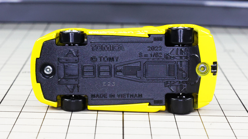 底面：前後のタイヤの幅が違うことに注目。リアが太い！