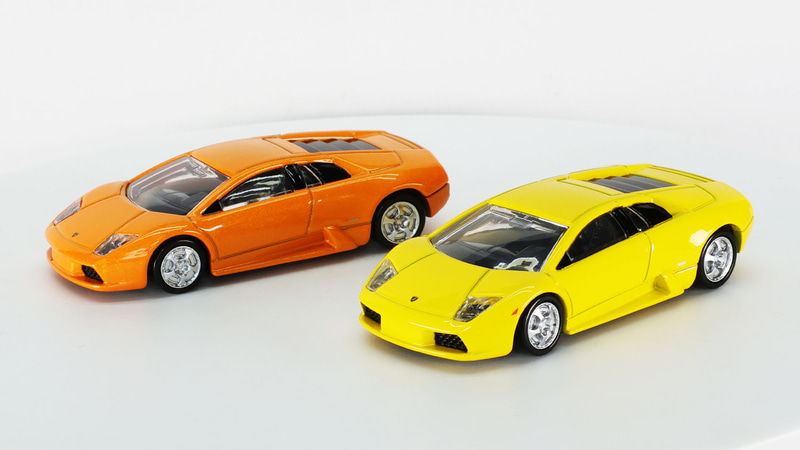 ヘッドライトはクリアーパーツで、バルブの形も見えます