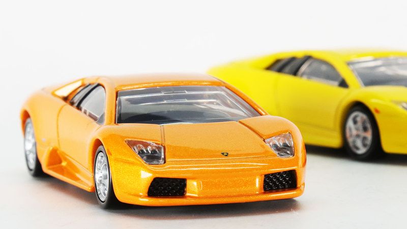 ヘッドライトはクリアーパーツで、バルブの形も見えます