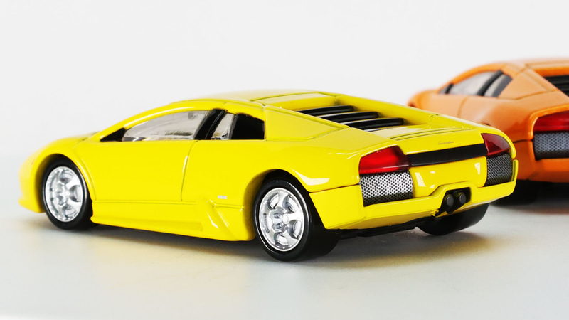 リアランプもクリアーパーツの特別感。その下のメッシュディテールも再現