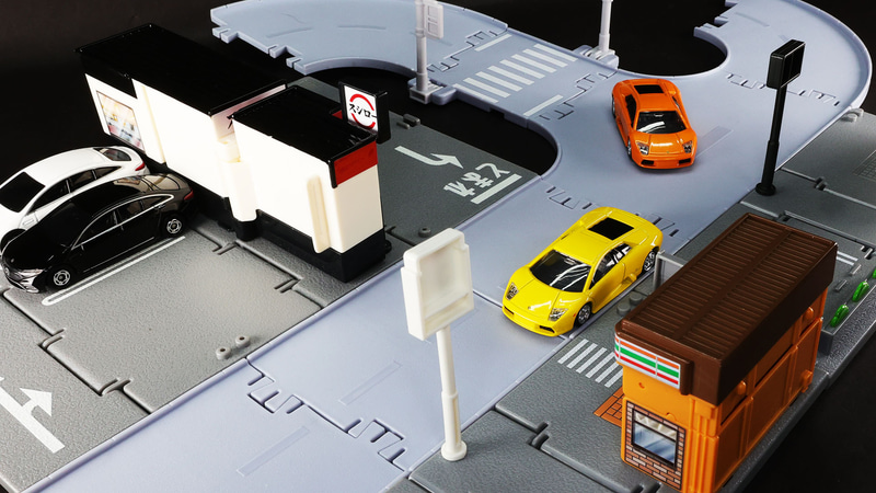 甲高いエキゾーストノートを響かせてムルシエラゴが街にやってきた！