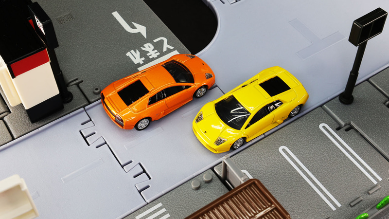 その存在感は待ちゆく人々の視線を奪う