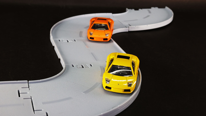 コーナーだってすいすいっと！すごいクルマ！