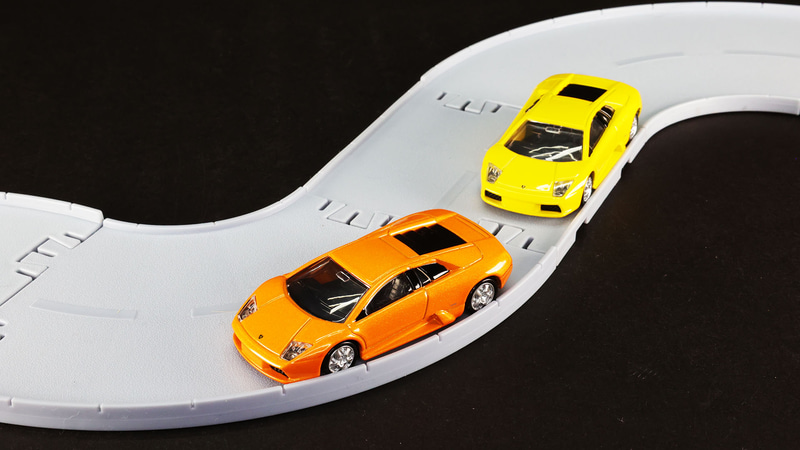 コーナーだってすいすいっと！すごいクルマ！