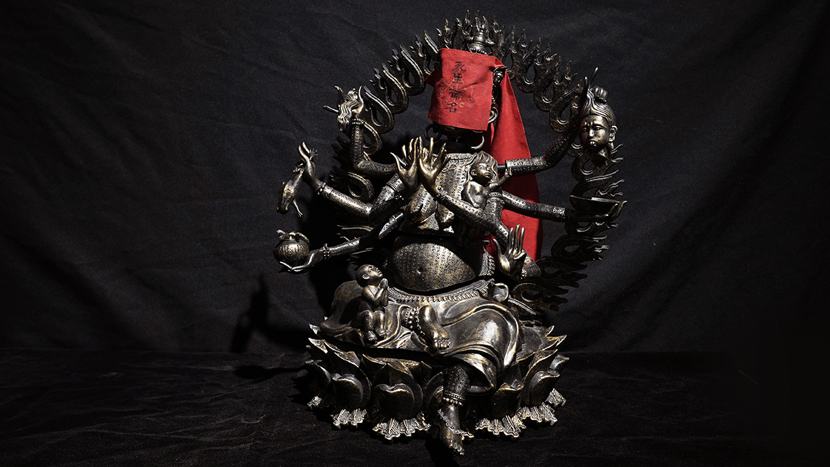 「呪詛」のクライマックス、「絶対に入ってはいけない地下道」の最深部で佇む大黒仏母像。実在する神仏像のようでありながら、輪切り状の胴体や身体中に刻まれた経文など、不可解で奇妙な意匠を持つ姿をスタチューにて再現