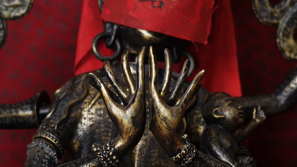 繰り返し登場する印象的な手の印。しなやかな指は流麗さを帯びつつも、見慣れぬシルエットはなにか不吉な印象を与える