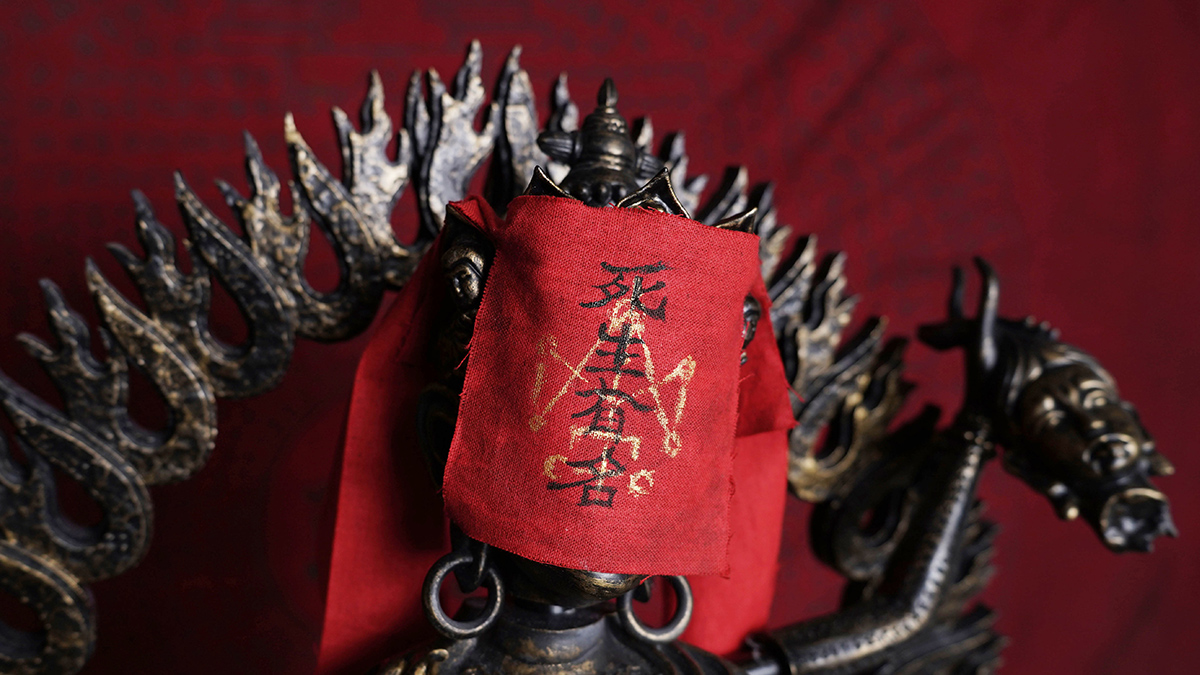 実際に布をめくり上げることで、隠された顔が明らかになる。全体が古めかしい金属のような質感である一方、ただれた傷口のような質感は異様そのもの