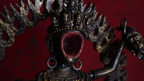 台湾ホラー映画「呪詛」より災いの源流「大黒仏母」のスタチュー