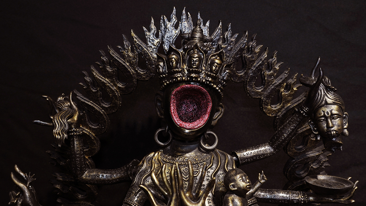 実際に布をめくり上げることで、隠された顔が明らかになる。全体が古めかしい金属のような質感である一方、ただれた傷口のような質感は異様そのもの