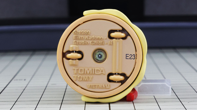 底：さすがトミカ。タイヤがついています！