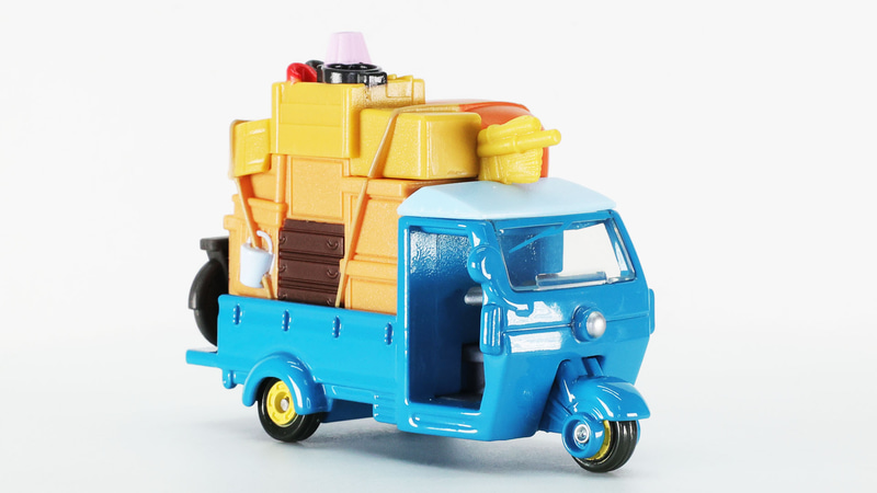 後ろのタイヤがトミカのタイヤというところもおもしろいアレンジです