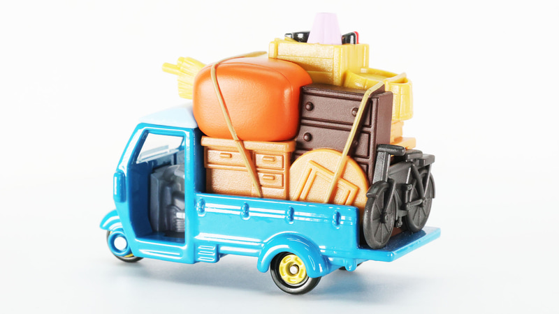 後ろのタイヤがトミカのタイヤというところもおもしろいアレンジです