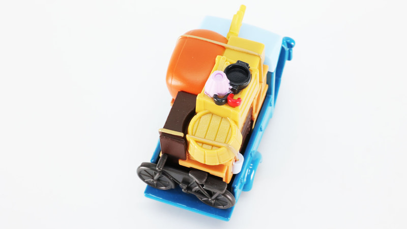 上にはランプや鍋、桶も見えます