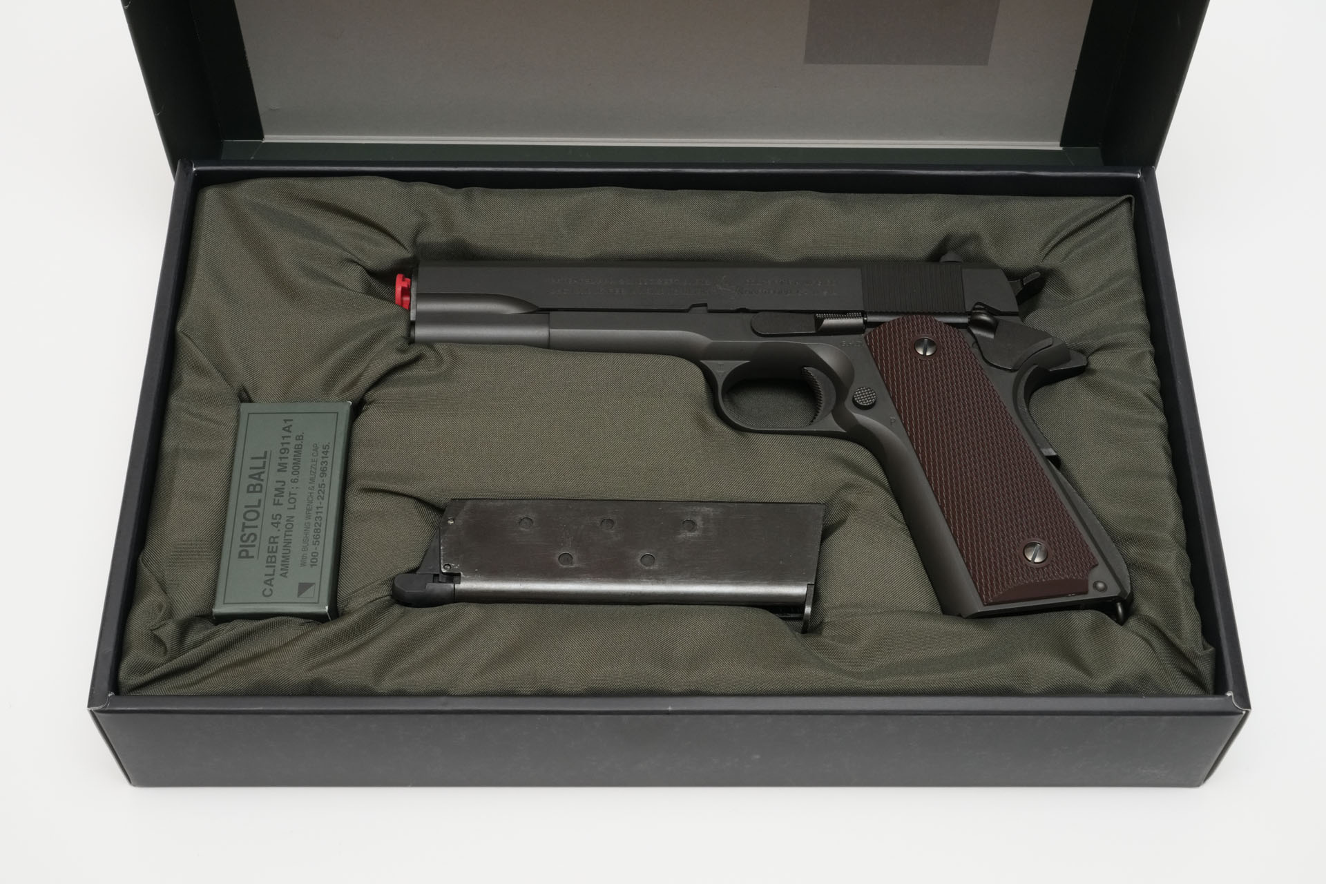 ぴったりの寸法の凹みに本体、マガジン、付属品が収められている