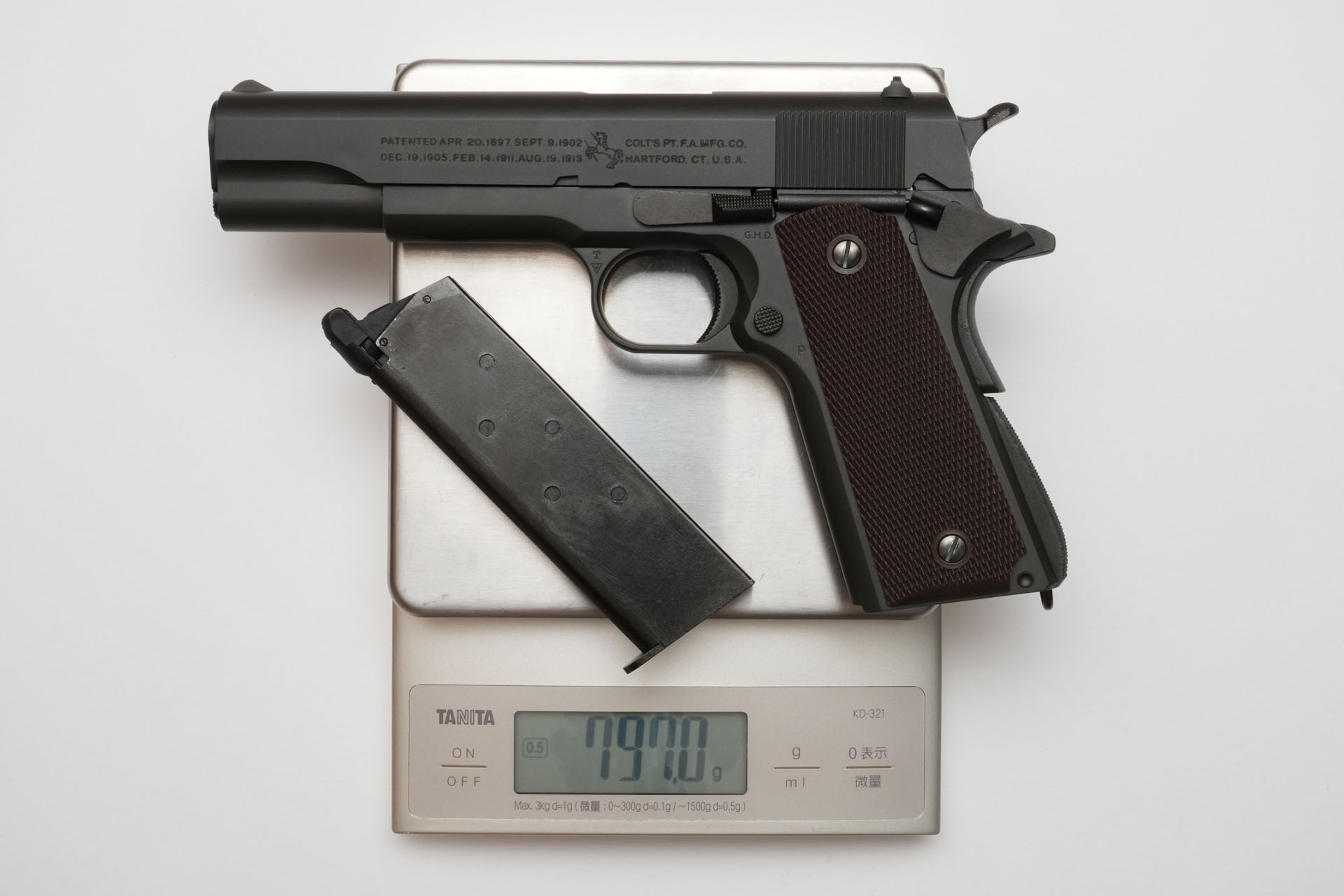 本体とマガジンの合計重量は実測797g