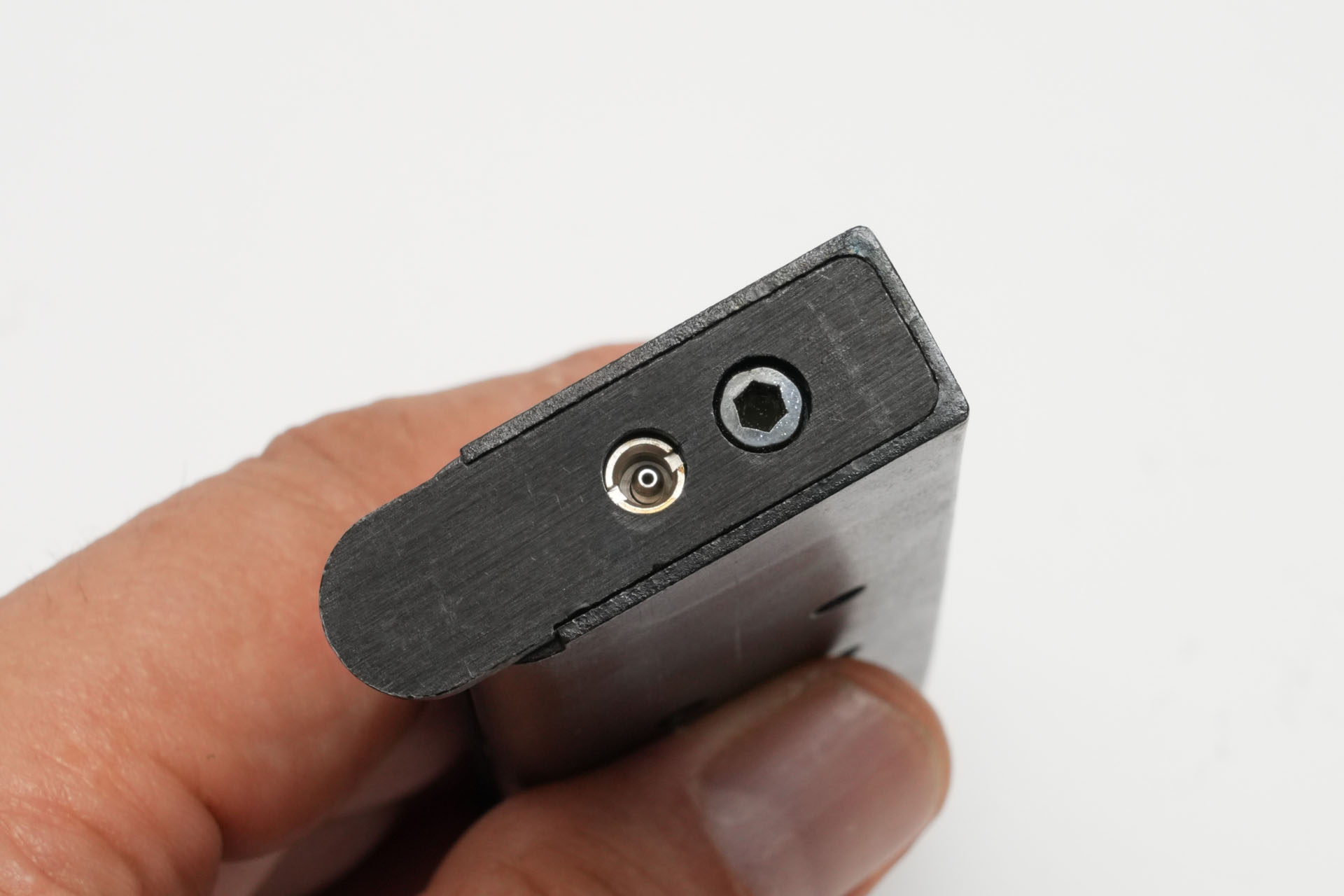 ガスは底面の銀色のバルブから注入。内部容量が大きくないので4秒ほどで注入は完了する