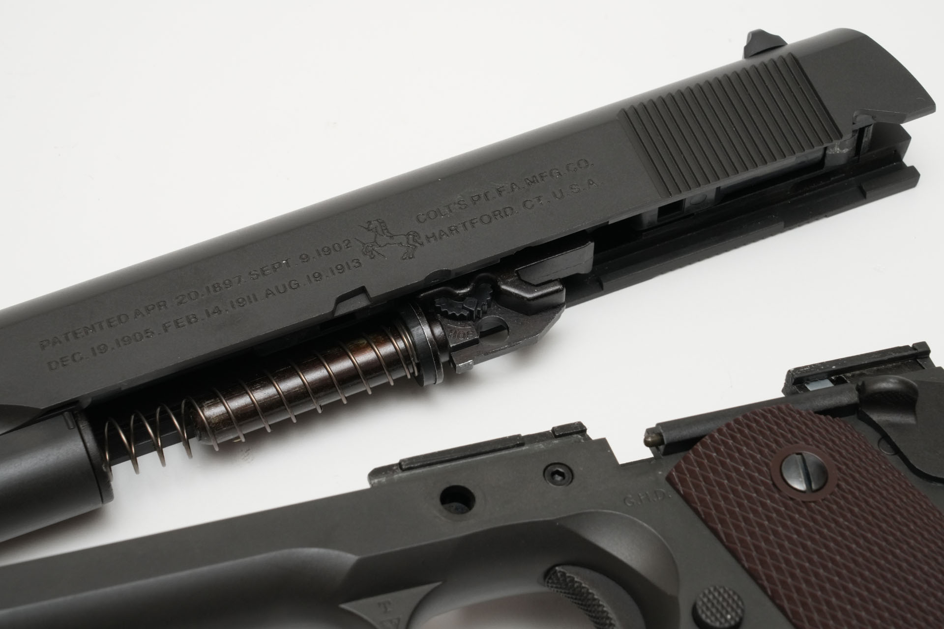 ホップアップはスライドアッセンブルをはずした状態で調整する。慣れれば簡単に分解できるので、それほど手間ではない。適切なホップ位置に印を付けておけば、次回使用する際は微調整で済む