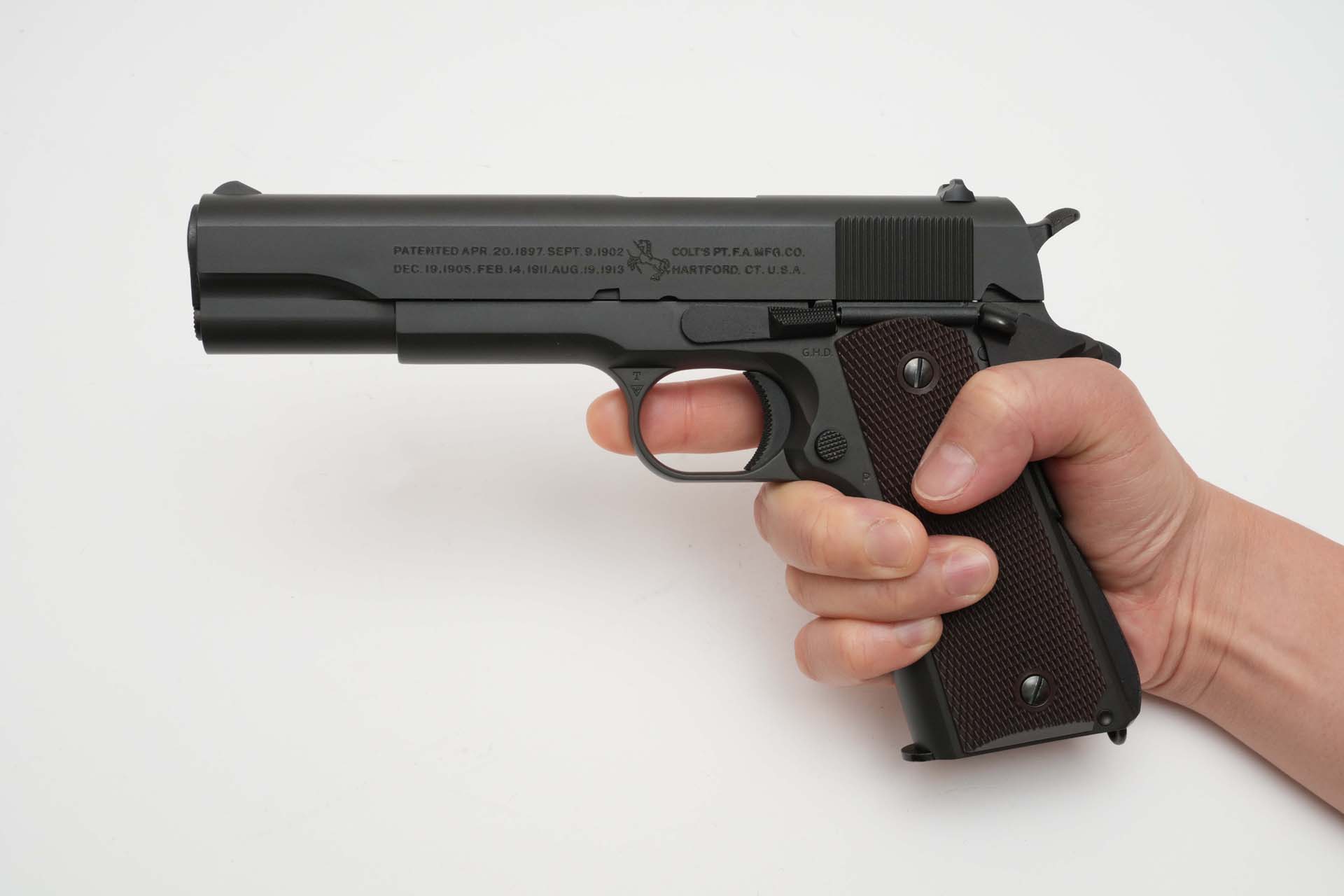 手の長さが17cmの筆者の家族も無理なく握れた。ただちょっと重いとのこと