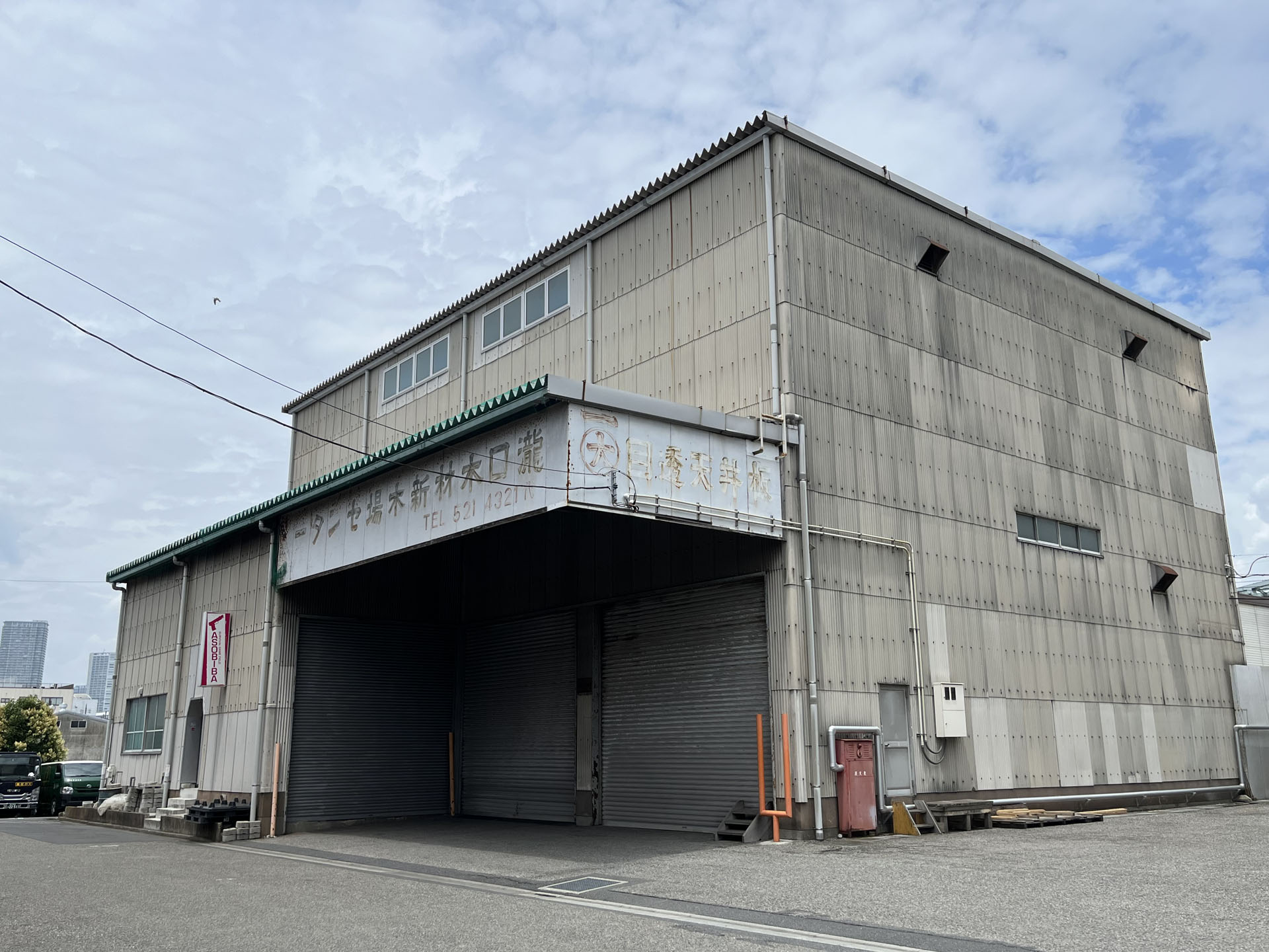 写真の左下付近が入り口だ。ちなみに元々は木材を扱う会社の倉庫だった模様