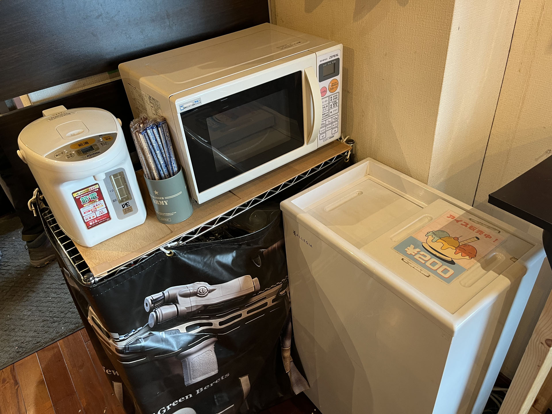 1階には電子レンジやポットを常設。戦場飯の調理に