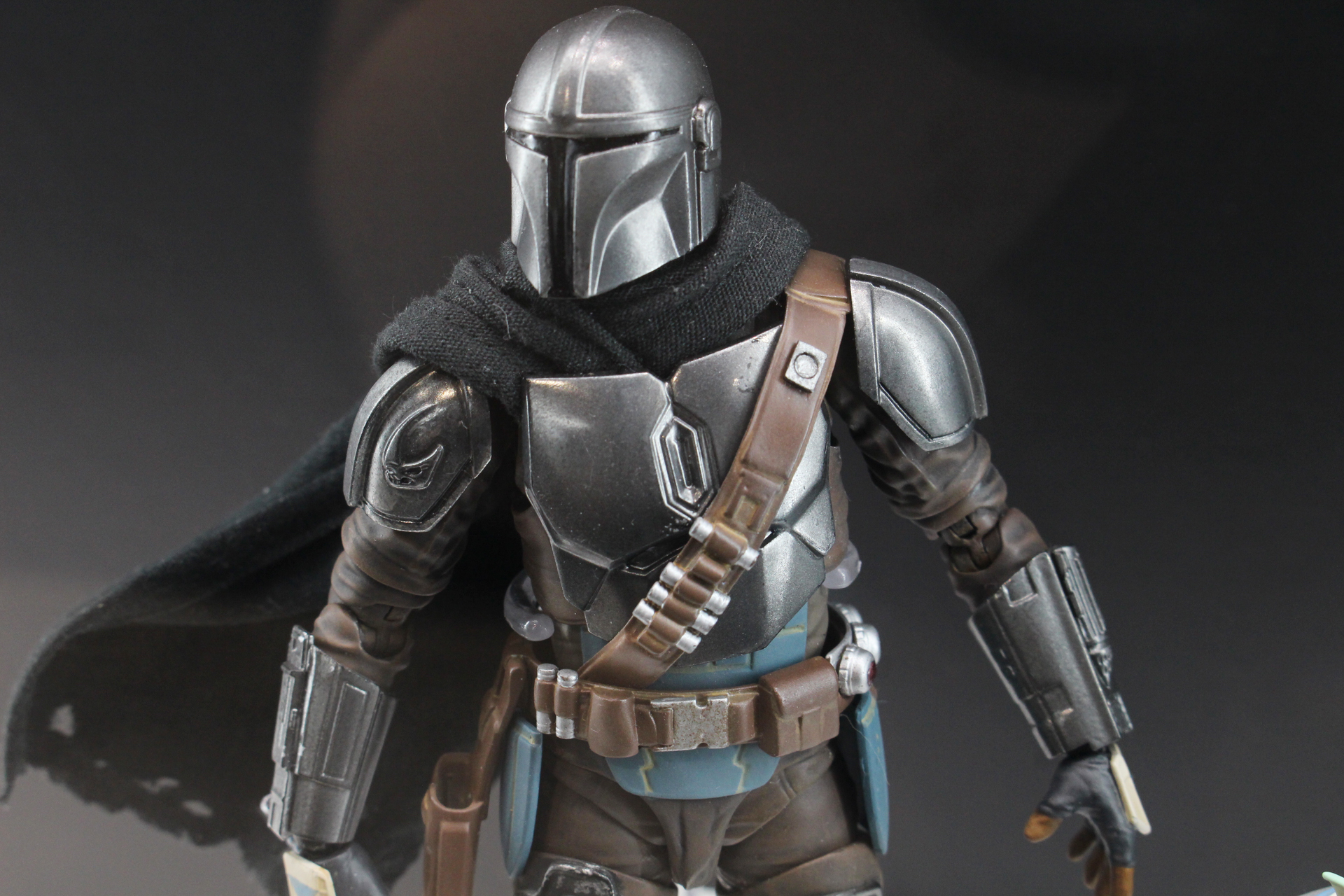 マンダロリアン・アーマーやその隙間に見える衣服など、造形や質感の表現が素晴らしい