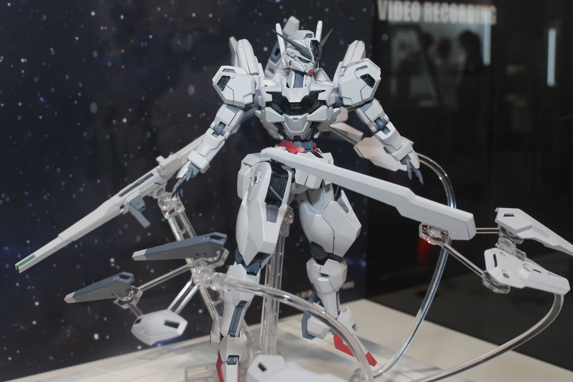 TAMASHII NATIONS STORE TOKYOでは、エリクトから託されたエアリアル（改修型）のガンビットを展開したポーズで展示されていた