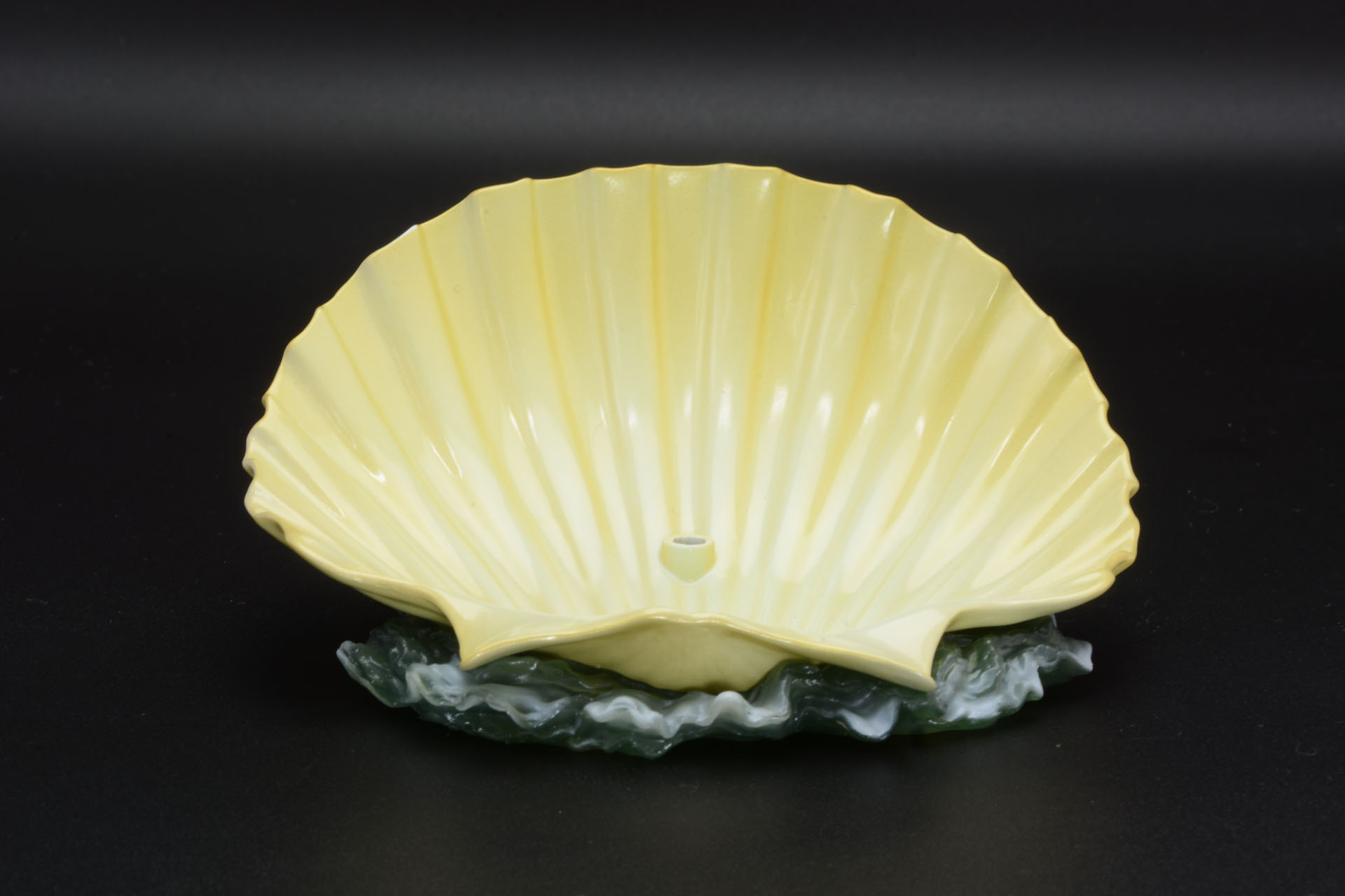 ホタテ貝の台座の質感もしっかりしている