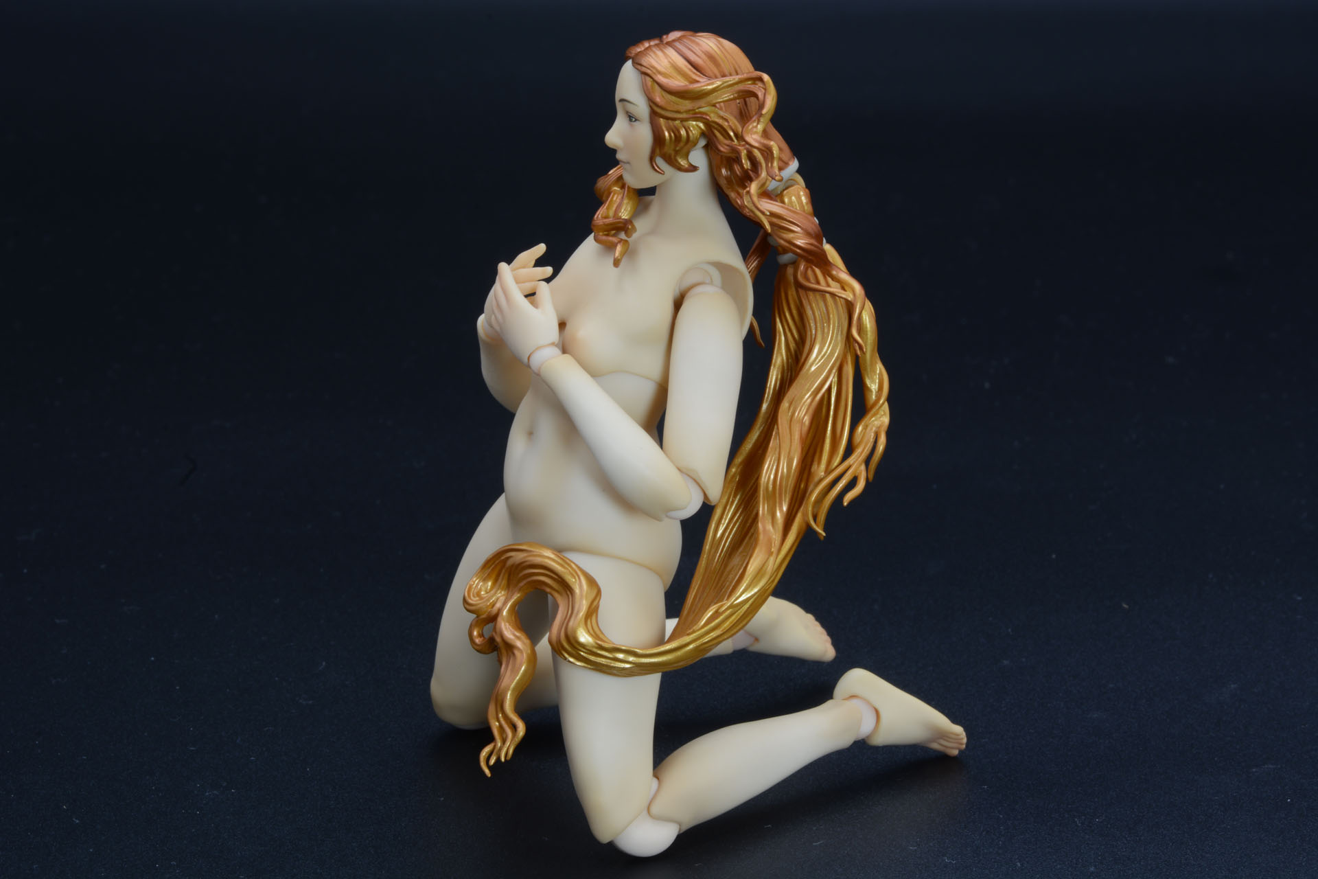 膝立ちもできる。腰の分割はないが、手足はかなり自由に動く